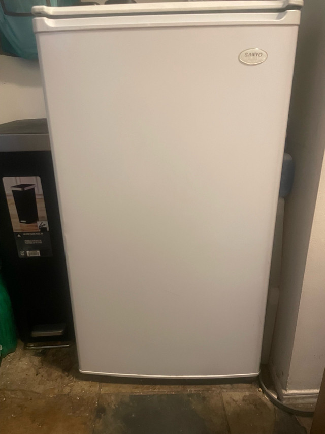 Bar Fridge / Half fridge - Like New !!!! $100 obo in Refrigerators in Hamilton