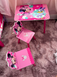 Toddler Minnie bed and table w/ 2 chairs 