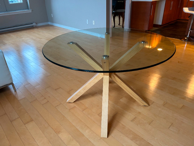 Très belle table en verre avec pied stylé 200$ dans Mobilier de salle à manger et cuisine  à Saint-Jean-sur-Richelieu