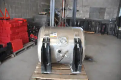 Reservoir neuf 60 gallons en aluminium peterbilt Complet prêt pour installation DIMENSIONS : Diamete...