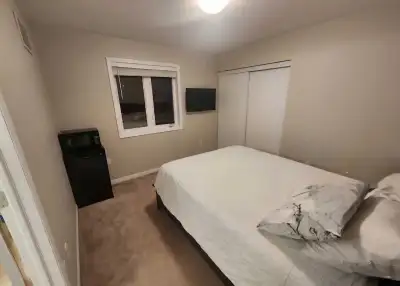 Furnished Private Room in House. BRAMPTON: Veterans & Creditveiw Musician Friendly! $725 Available 1...