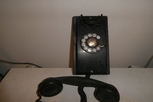 Téléphone mural ancien en bakelite dans Art et objets de collection  à Laurentides - Image 3