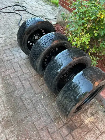 Selling a complete set of 4 Motomaster Winter Edge winter tires mounted on 17-inch steel rims. Detai...