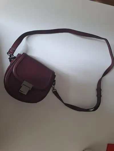 Sac de soirée bourgogne à bandoulière. Utilisé 1 fois uniquement. Environnement sans fumée. Raison d...