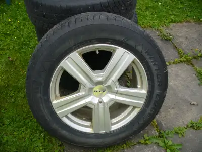 4 JANTES DE ROUES + 4 PNEUS D’HIVERS 235/65-R18 Marque : RTX #081060 Dimension : 18 pouces Largeur :...