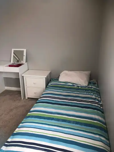 One upstairs room available for only one girl. No car spot available. Stevenson street milton. $1000...