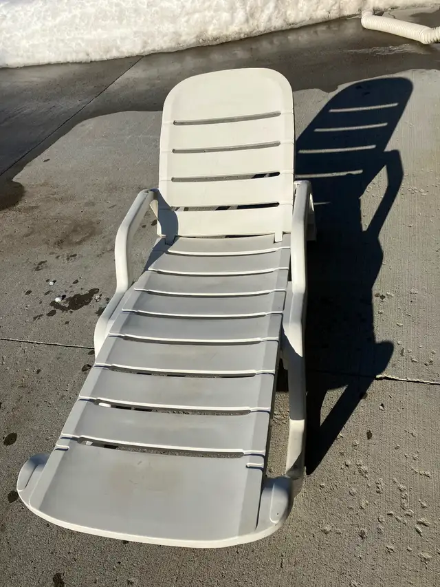 White Outdoor Lounger in Patio & Garden Furniture in Thunder Bay - Image 2