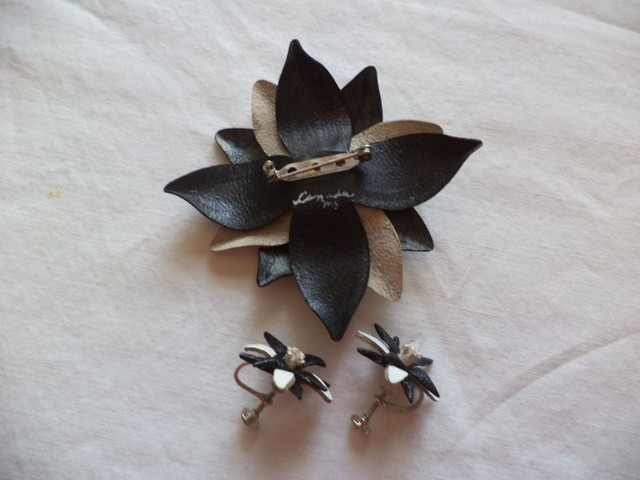 Vintage leather white and black Brooch & Earrings in Jewellery & Watches in Kawartha Lakes - Image 4
