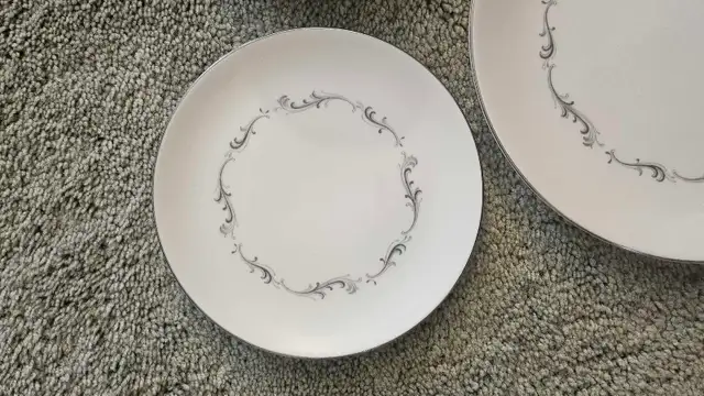 Royal Doulton Full China Set 50 Pieces in Kitchen & Dining Wares in City of Toronto - Image 4