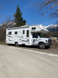 2009-24 ft Class C Adventurer Motorhome 