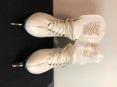 Lange Women’s Figure Skates (Size: 8), View more