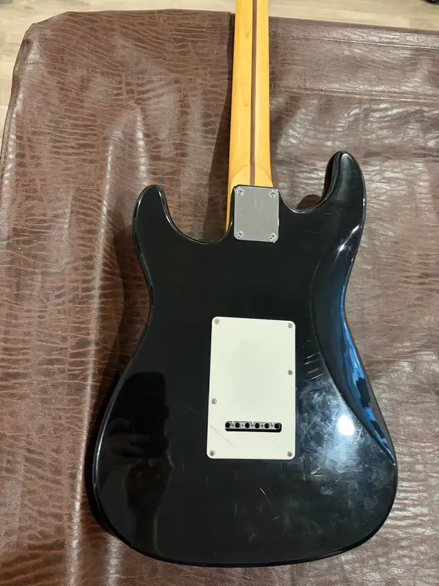 Vintage Korean Squier Stratocaster + Gig Bag + Kustom Amp in Guitars in Brantford - Image 4