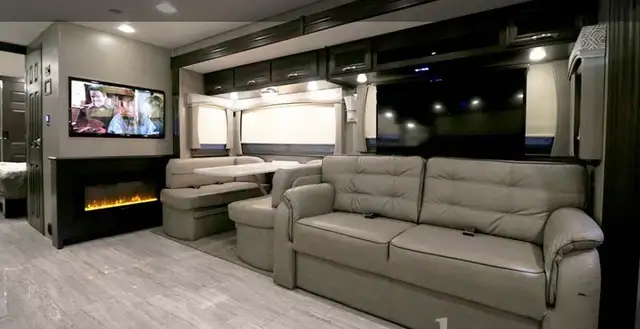 “REDUCED — 2018 Berkshire 39A — 52,000 km — in RVs & Motorhomes in Calgary - Image 8