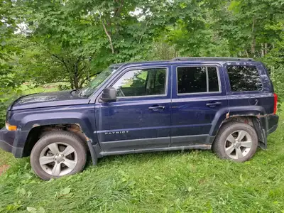 Jeep Patriot 2012 à vendre pour les pièces. Plusieurs pièces remplacées dans les dernières années (d...