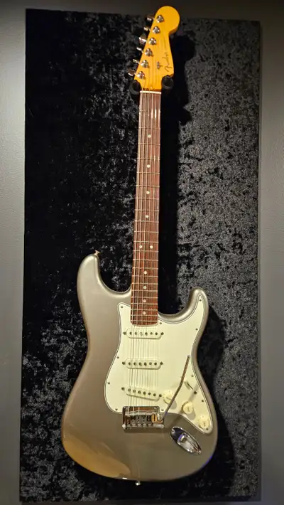 Beautiful looking and playing strat. Great condition. Alder body, tungsten color.Nice dark rosewood...