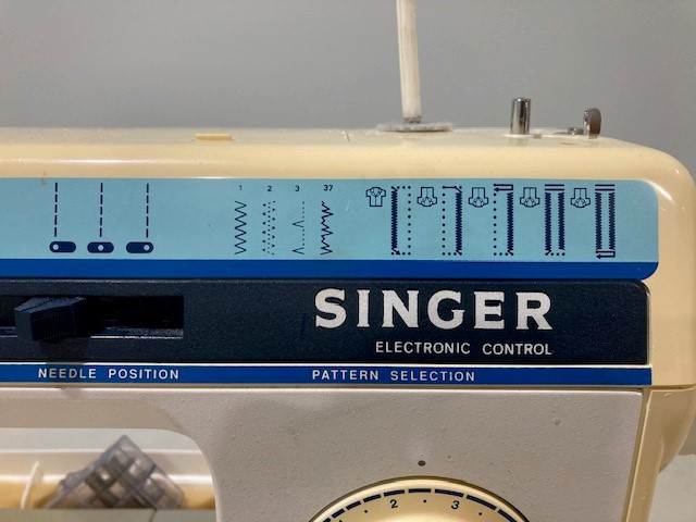 Singer Sewing Machine in Hobbies & Crafts in Corner Brook - Image 2