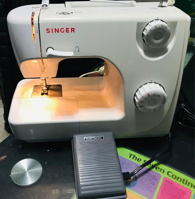 SINGER PRELUDE MODEL 8280 SEWING MACHINE in Hobbies & Crafts in Hamilton