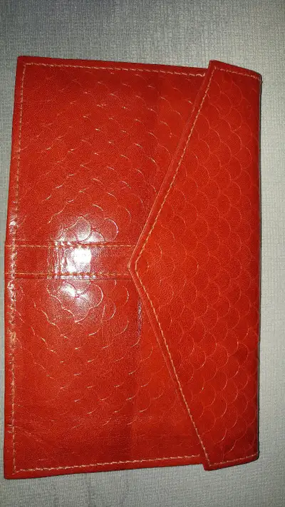 Très jolie pochette en cuir avec motifs Art Deco 8 X 5 pouces En parfait état