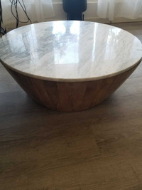 Table basse ronde en bois avec plateau en marbre
