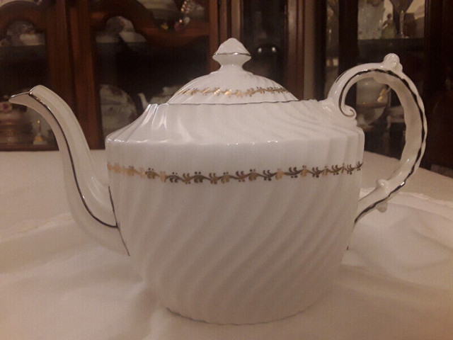 AYNSLEY FINE BONE CHINA TEAPOT - AURORA - ENGLAND in Arts & Collectibles in City of Toronto
