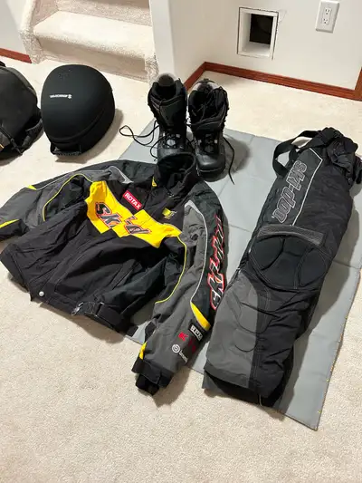 Gloves XL Pants ML Jacket XL Boots 10 Helmet L Carry bag