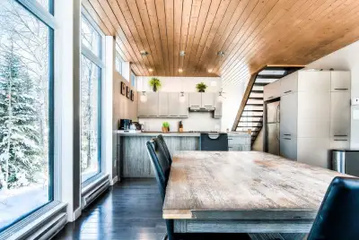 Chalet moderne et unique tant à l'extérieur qu'à l'intérieur à louer à Ste-Lucie-des-Laurentides. Un...
