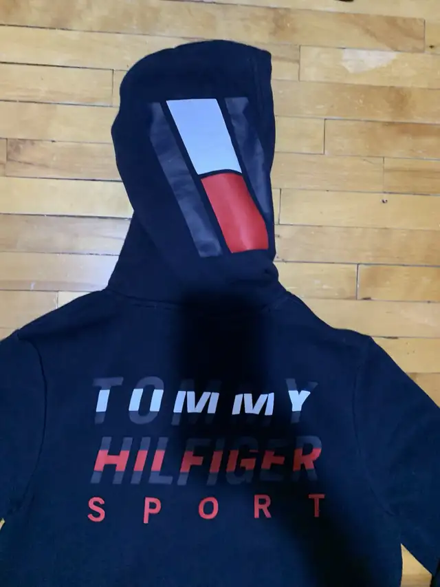 Tommy Hilfiger hoodie ( size small) in Men's in Oshawa / Durham Region - Image 9