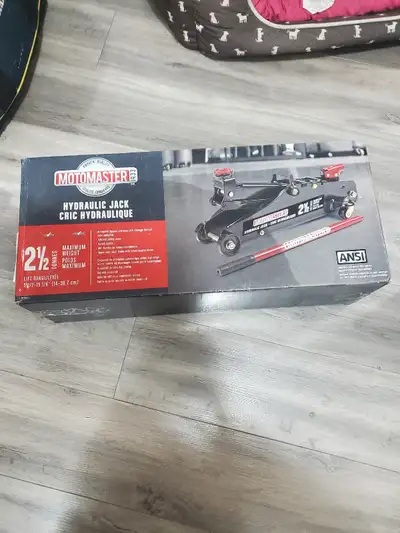 Like New MotoMaster 2 1/2 Ton Hydraulic Jack. Was sitting sideways in box in storage for couple mont...