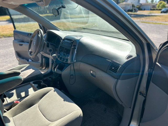 2008 Toyota sienna  in Cars & Trucks in Ottawa - Image 2