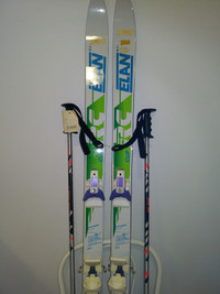 Skis bâtons et fixations 35$ Longueur 51 po. Largeur 2.5 po.