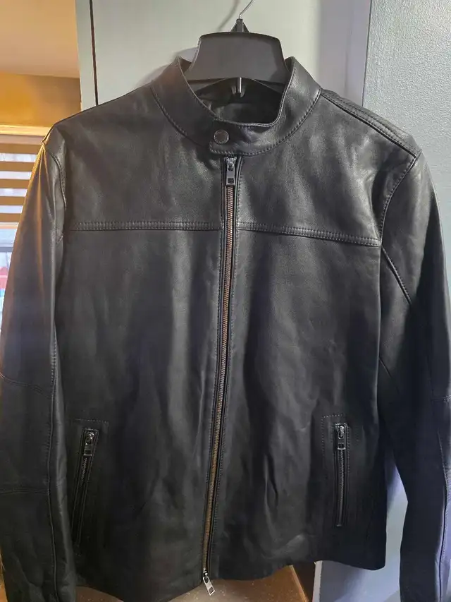 NEUVE – Veste en cuir Michael Kors (Style Racer) in Men's in Laval / North Shore - Image 3