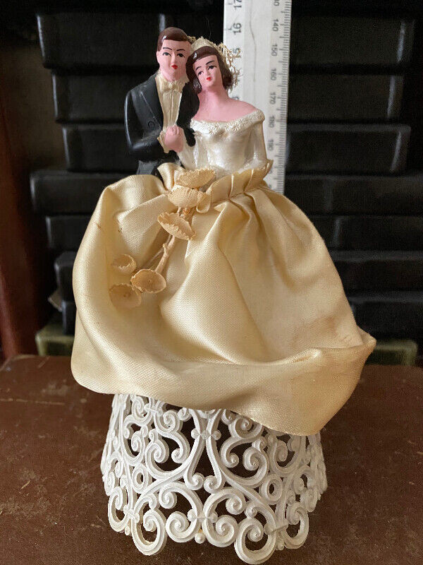 Vtg beautiful wedding topper couple in Arts & Collectibles in Markham / York Region