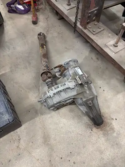 Selling a transfer case from 2007 Cadillac Escalade awd. SUV had 239km and was running/driving befor...