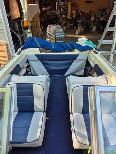 1978 Doral trihall bowrider with a 1992 90hp mercury force motor for sale. Comes complete with trail...