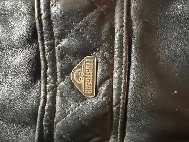 Mens Large Leather jacket in Road in Calgary - Image 4