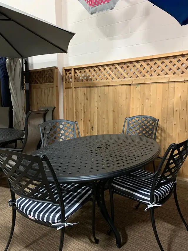 OUTDOOR OVAL PATIO TABLE & 4 CHAIRS in Patio & Garden Furniture in Oakville / Halton Region - Image 2