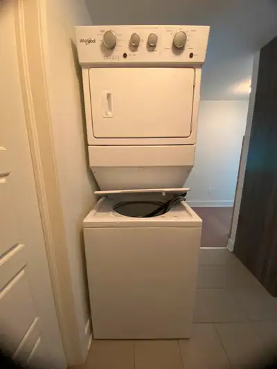 Whirlpool Laveuse et sécheuse électriques empilées de 4,0 pi3 et de 5,9 pi3 en blanc Modèle nº YWET4...