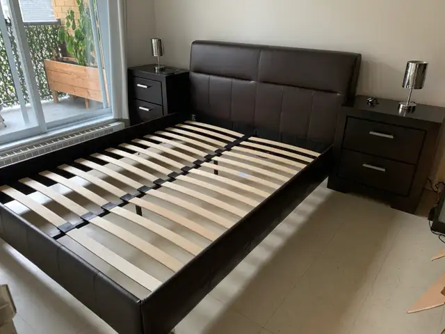 mobilier de chambre  brun chocolat en cuir rembourrés in Beds & Mattresses in City of Montréal - Image 4