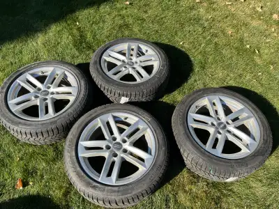 4 pneus Pirelli Sottozero 3 montés sur mags Audi en bonne condition. 2 pneus à 9/32 et 2 pneus à 6/3...