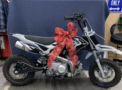 Brand new 90 cc mini bike. Pit bike. Electric start. Kick start. Semi automatic shifting.