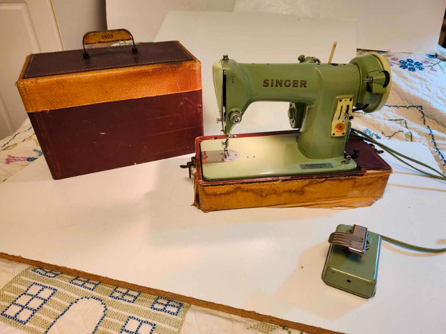 Vintage Singer 185J Sewing Machine Portable Working dans Loisirs et artisanat  à Ottawa