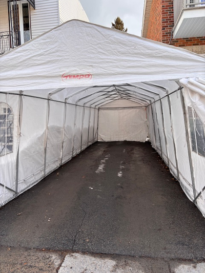 Abri tempo double pour deux voitures (10 pieds x 32 pieds). 450$ (négociable si démonté par l'achete...