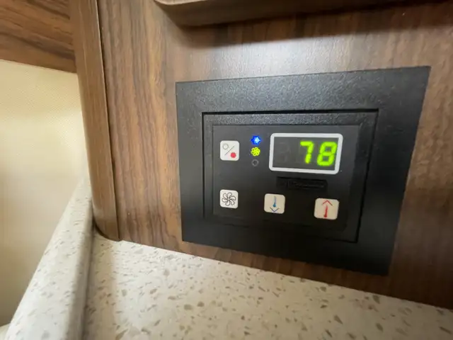 2017 rinker 290 end of season sale price in Powerboats & Motorboats in Cape Breton - Image 11