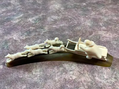 SIBERIAN - HANDMADE DOG SLED - BONES & HORN Excellent condition Bones & corn Approx. imension: 15cm...