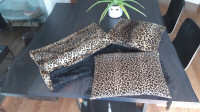 ensemble de luxe jeté et coussins motif léopard
