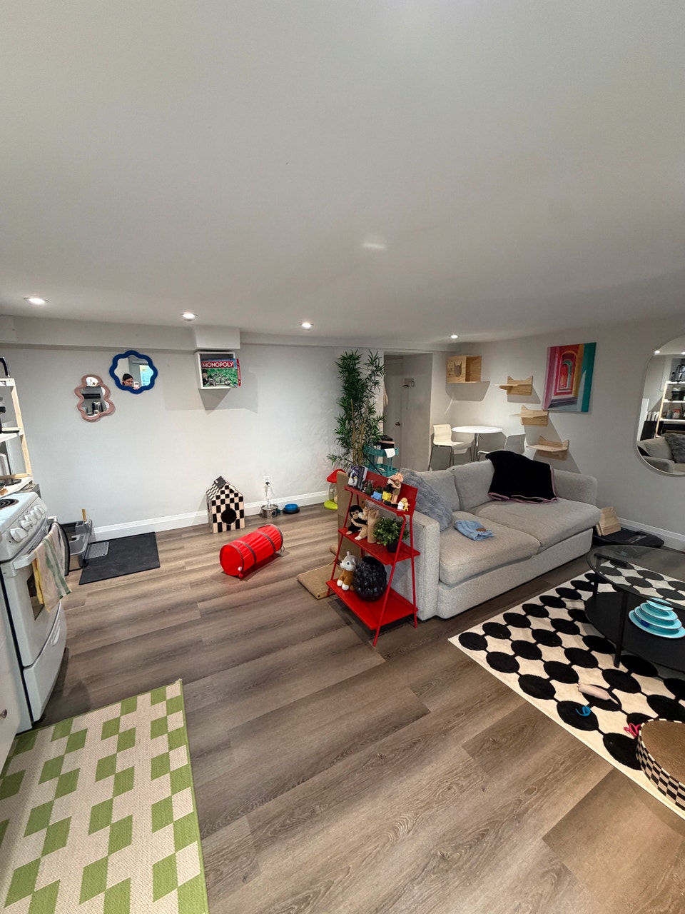 Avenue/Bloor 1 bedroom lower level with shared yard 4