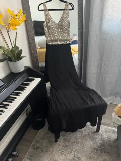 Lady elegant embezzled fitted beige/black gown front right side slit Worn only once