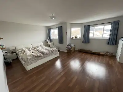 Add：1337 midgreen lane 5 minutes walk - grocery supermarket 3 minutes walk - shopper drug mart 3 min...