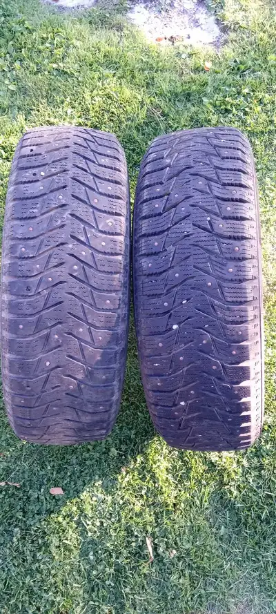 2 pneus hiver Wintertrek 175/65/14 82T cloutés. Très usés: NÉGOCIABLE.