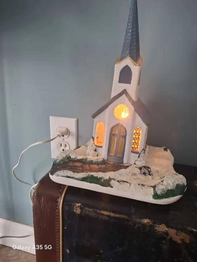 vintage lamps in Indoor Lighting & Fans in Trenton - Image 4